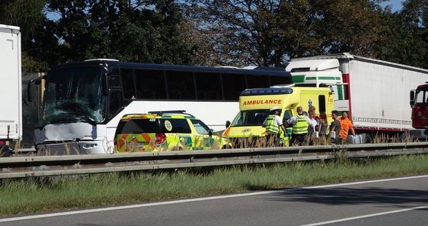 Hromadná nehoda na D1: Autobus, osobák a tři nákladní auta ucpaly dálnici, na místo letěl vrtulník