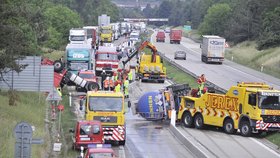 Nehoda cisterny zastavila na několik hodin provoz na dálnici D1.