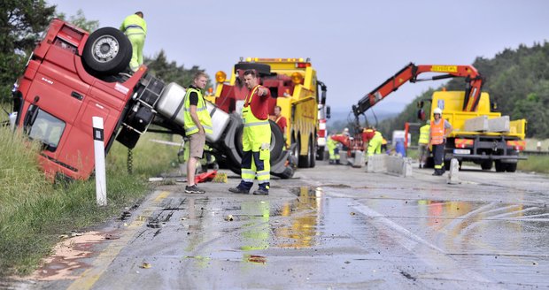 Kdo odtáhne rozbité auto, pokud nemůže rozhodnout majitel vozu? ŘSD určí seznam „povolených“ firem. (Ilustrační foto)