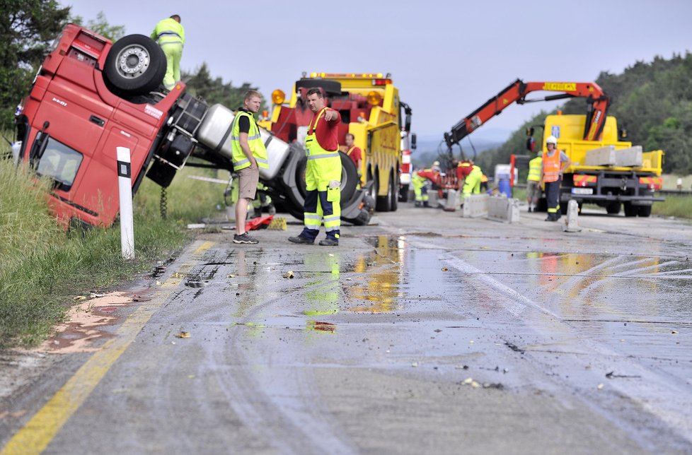 Nehoda cisterny zastavila na několik hodin provoz na dálnici D1.