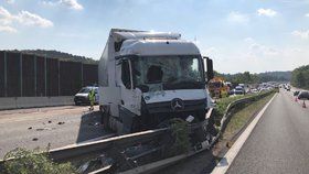 Nehoda tří náklaďáků ochromila dopravu na D1.