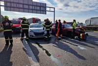 Komplikace na D1 v Praze! Srazila se dvě auta, na místo letěl vrtulník