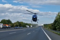 Nehoda dodávky a kamionu zastavila provoz na D1: Pro zaklíněného řidiče letěl vrtulník!