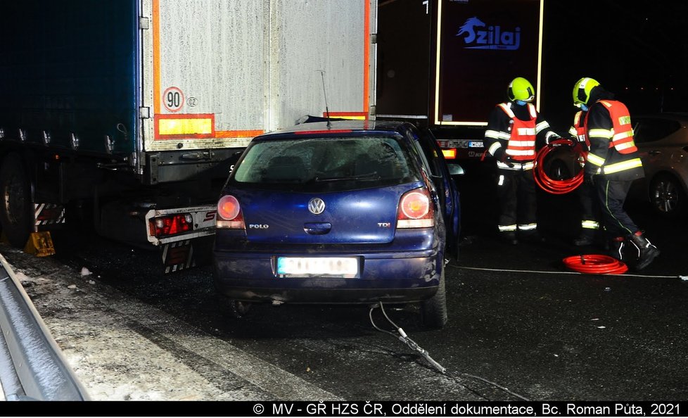 Hasiči museli na D1 vystříhat řidiče modrého pola z auta po nárazu do kamionu.