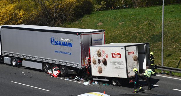 Na dálnici D1 se 15. dubna srazilo nákladní auto s dodávkou.