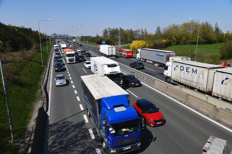 Na dálnici D1 se 15. dubna srazilo nákladní auto s dodávkou.