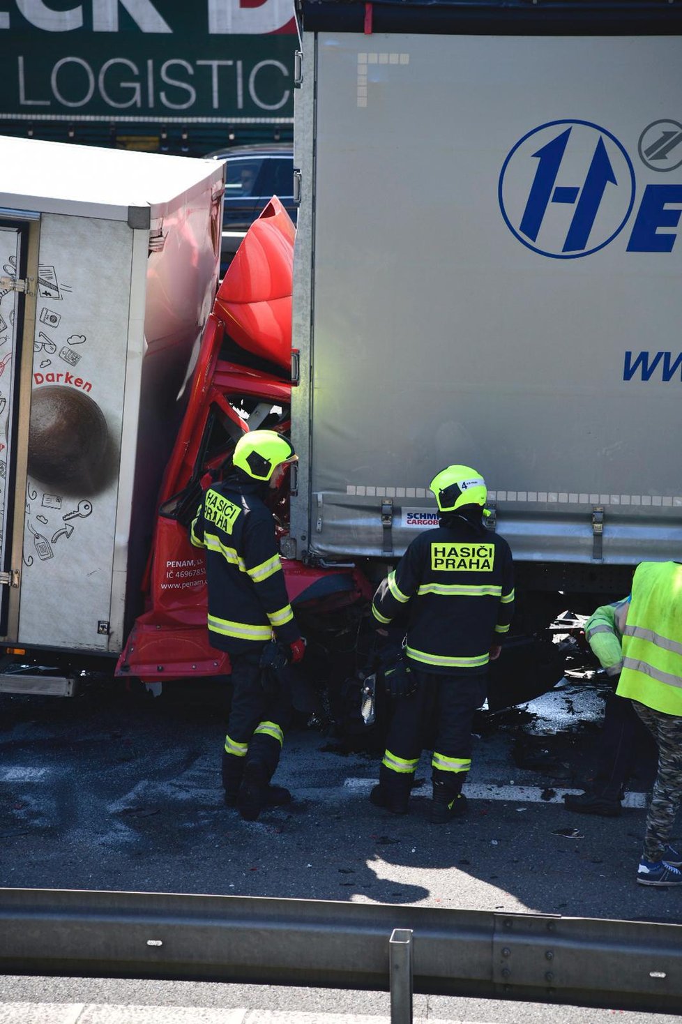 Na dálnici D1 se 15. dubna srazilo nákladní auto s dodávkou.