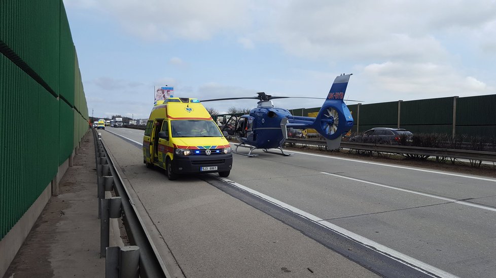 Vážná nehoda na D1: Několik zraněných, na místo letí vrtulníky z Prahy i Brna