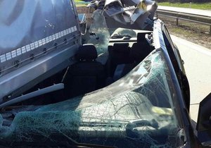 Nehoda na D1 u Domašova přerušila dopoledne provoz ve směru na Prahu. Mladá žena v osobním autě při ní utrpěla vážné poranění hlavy.