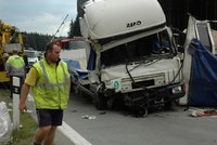 Vysypaný nábytek zablokoval dálnici D1