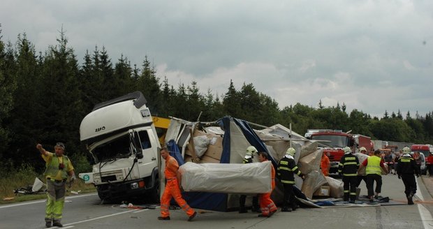 Kilometr dlouhé fronty se vytvořily v úterý dopoledne na dálnici D1 u Větrného Jeníkova. Dálnici zablokoval vysypaný náklad nábytku.