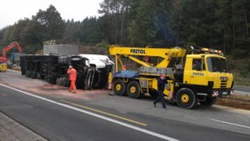 Na dálnici D1 se převrátil kamion, jeho řidič na místě zemřel