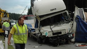 Kilometr dlouhé fronty se vytvořily v úterý dopoledne na dálnici D1 u Větrného Jeníkova. Dálnici zablokoval vysypaný náklad nábytku.