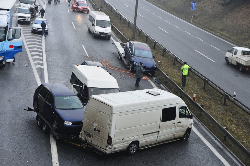 Nehoda na 21. kilometru na dálnici D1 ve směru na Brno.