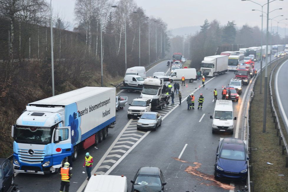 Nehoda na 21. kilometru na dálnici D1, auta nabourala kvůli ledovce.