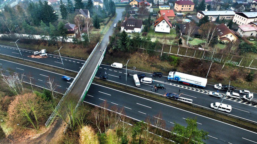 Nehoda na 21. kilometru na dálnici D1, auta nabourala kvůli ledovce.