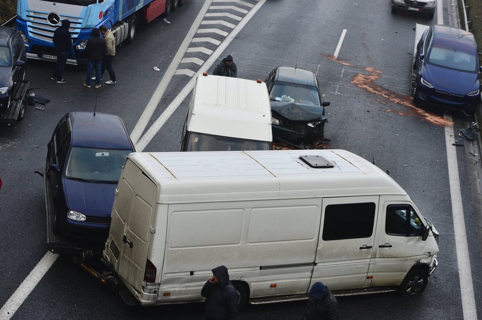 Nehoda na 21. kilometru na dálnici D1, auta nabourala kvůli ledovce.