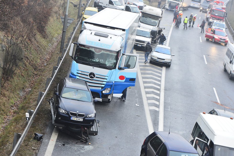 Nehoda na 21. kilometru na dálnici D1 ve směru na Brno.