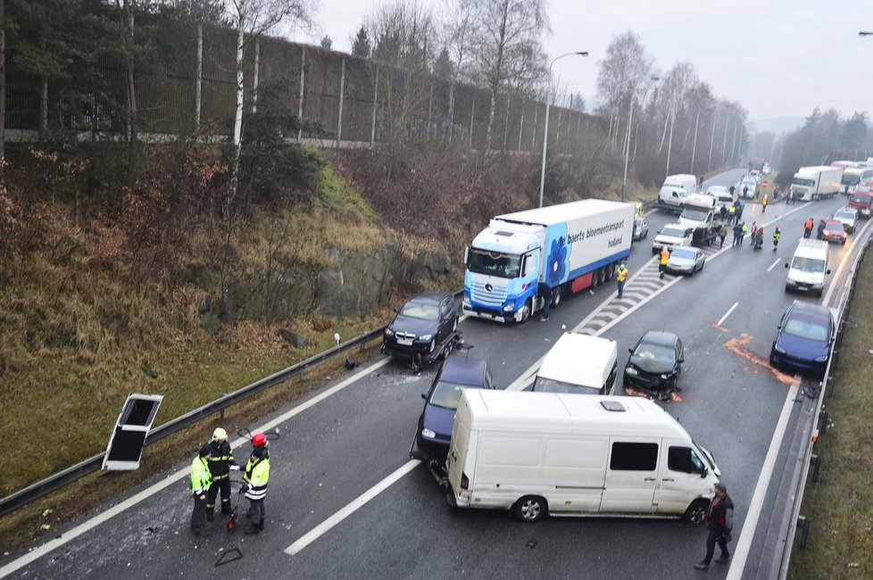 Nehoda na 21. kilometru na dálnici D1 ve směru na Brno.