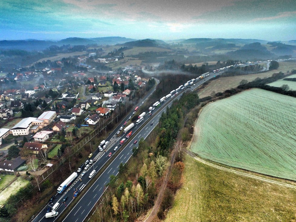 Nehoda na 21. kilometru na dálnici D1, auta nabourala kvůli ledovce.