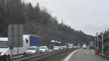 Hromadná nehoda na D1: U Mirošovic se srazila čtyři auta, provoz na dálnici vázne