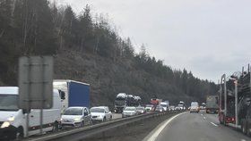 Zhruba na 30. kilometru dálnice D1 směrem od Prahy se v pátek v ranních hodinách srazila čtyři osobní auta.