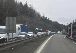 Zhruba na 30. kilometru dálnice D1 směrem od Prahy se v pátek v ranních hodinách srazila čtyři osobní auta.