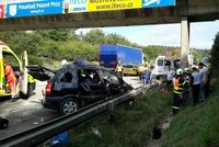 Kilometrové kolony na D1 se pomalu rozjíždí: Po srážce kamionu a osobáku jeden mrtvý a 6 zraněných