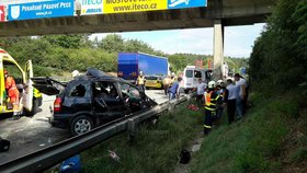 Při srážce kamionu s dodávkou u Ostrovačic na Brněnsku ve směru na Prahu zemřel jeden člověk a šest dalších se zranilo. V místě se tvořily dlouhé kolony.