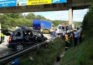 Při srážce kamionu s dodávkou u Ostrovačic na Brněnsku ve směru na Prahu zemřel jeden člověk a šest dalších se zranilo. V místě se tvořily dlouhé kolony.