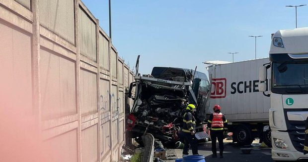 Děsivá nehoda zablokovala D1 do Prahy: Zaklíněného řidiče vystříhali hasiči