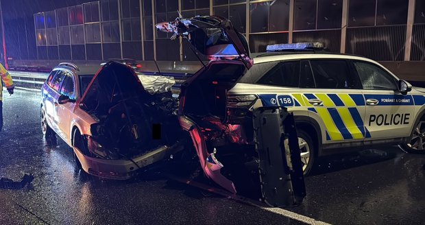 Auto na D1 narazilo do policejního auta, řidič nadýchal přes 2 promile (21. srpna 2026)