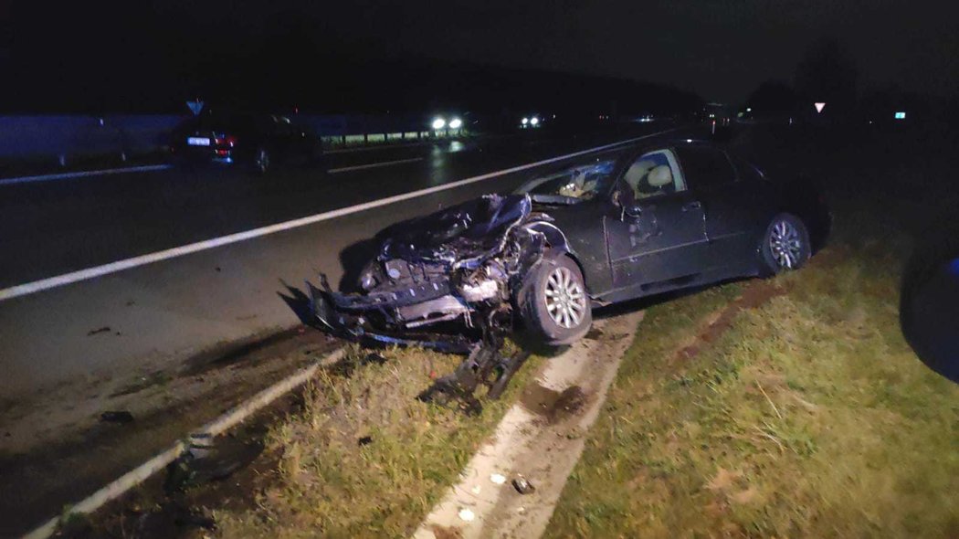 Na 34. kilometru D1 se srazilo policejní auto s osobákem. Pro zraněného policistu přiletěl vrtulník.