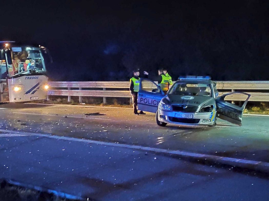 Na 34. kilometru D1 se srazilo policejní auto s osobákem. Pro zraněného policistu přiletěl vrtulník.