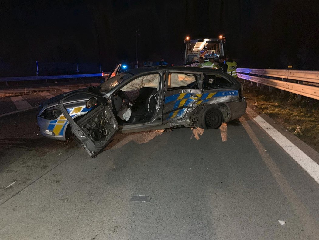 Na 34. kilometru D1 se srazilo policejní auto s osobákem. Pro zraněného policistu přiletěl vrtulník.