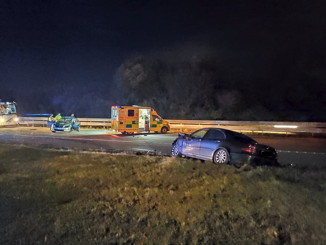 Na 34. kilometru D1 se srazilo policejní auto s osobákem. Pro zraněného policistu přiletěl vrtulník.