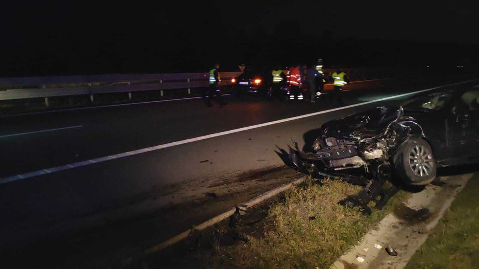 Na 34. kilometru D1 se srazilo policejní auto s osobákem. Pro zraněného policistu přiletěl vrtulník.