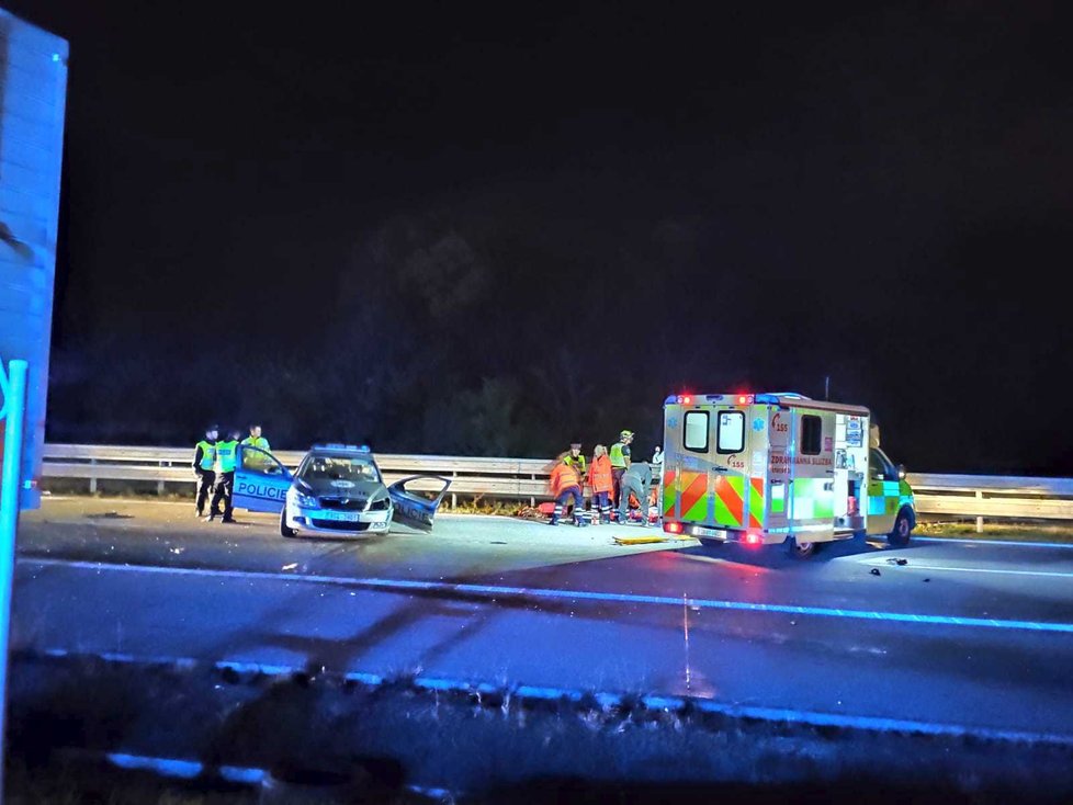 Na 34. kilometru D1 se srazilo policejní auto s osobákem. Pro zraněného policistu přiletěl vrtulník.