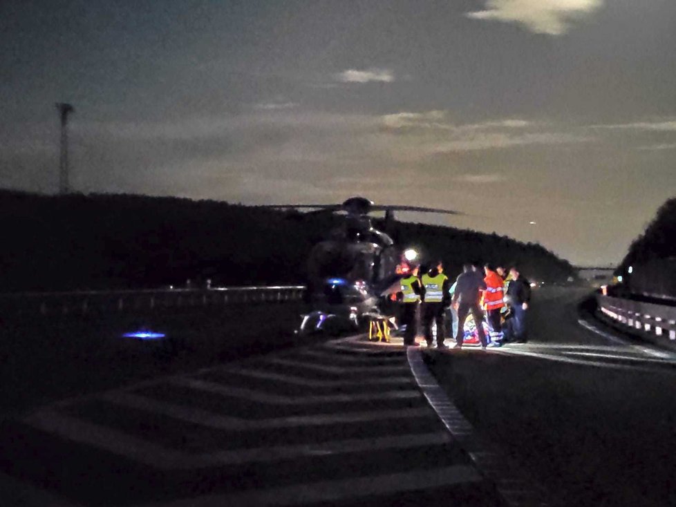 Na 34. kilometru D1 se srazilo policejní auto s osobákem. Pro zraněného policistu přiletěl vrtulník.