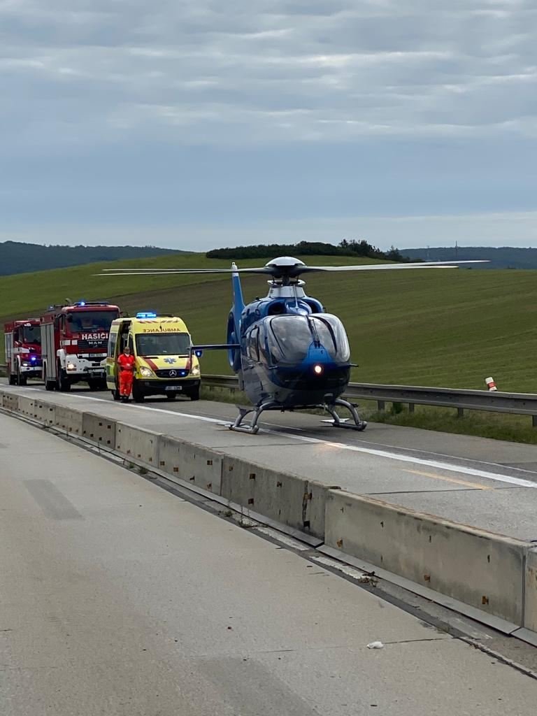 Při páteční dopolední srážce dvou kamionů a škodovky na 177. kilometru dálnice D1 u Říčan ve směru na Brno se zranili lehce dva lidé. V místě se okamžitě vytvořila pět kilometrů dlouhá kolona.