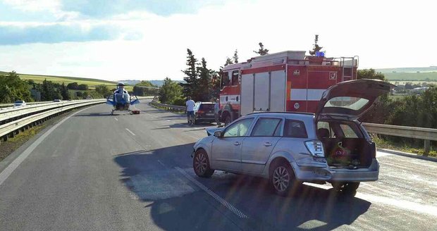 Srážka dvou osobních aut u Rousínova zastavila na několik hodin provoz na dálnici D1 ve směru na Brno.