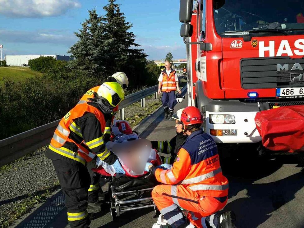 Srážka dvou osobních aut u Rousínova zastavila na několik hodin provoz na dálnici D1 ve směru na Brno.