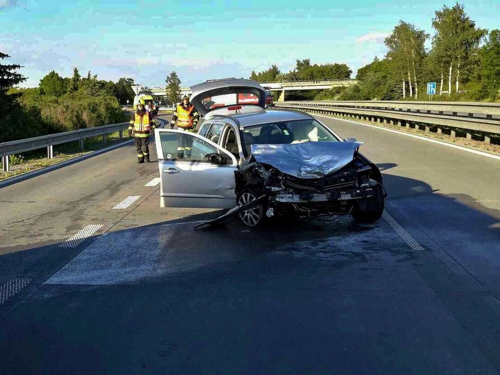 Srážka dvou osobních aut u Rousínova zastavila na několik hodin provoz na dálnici D1 ve směru na Brno.