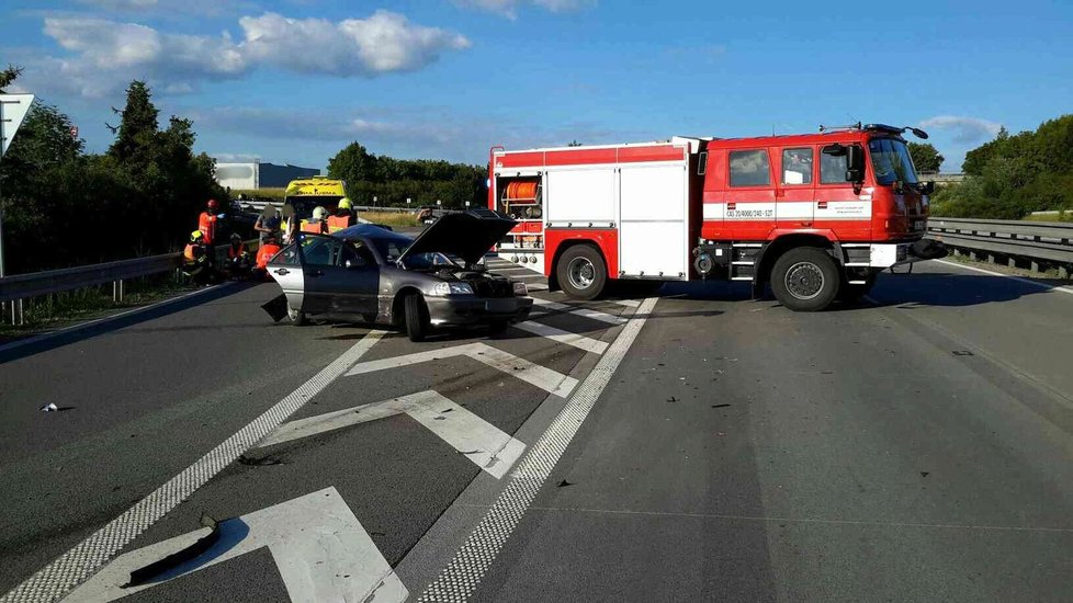 Srážka dvou osobních aut u Rousínova zastavila na několik hodin provoz na dálnici D1 ve směru na Brno.