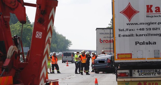 Na dálnici D1, 41 km od Prahy, došlo k tragické dopravní nehodě, zemřeli dva lidé.
