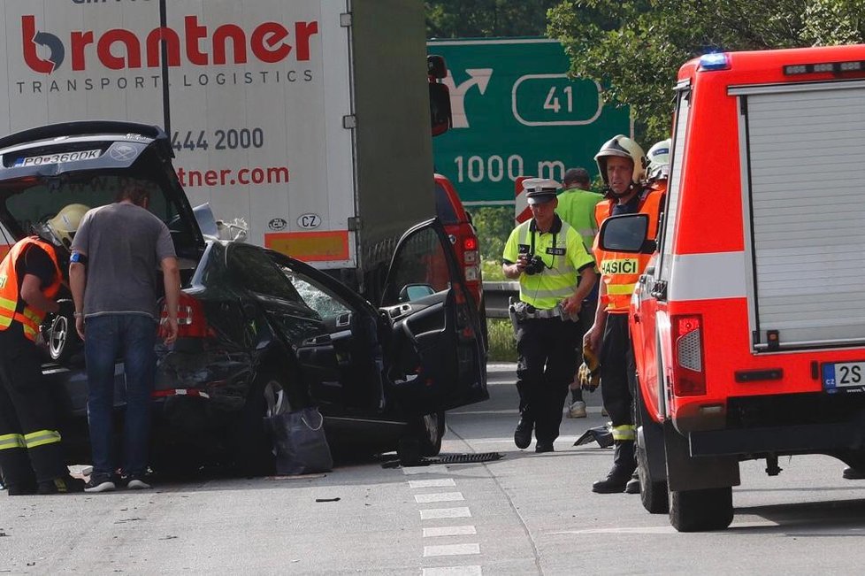 Na dálnici D1, 41 km od Prahy, došlo k tragické dopravní nehodě, zemřeli dva lidé.