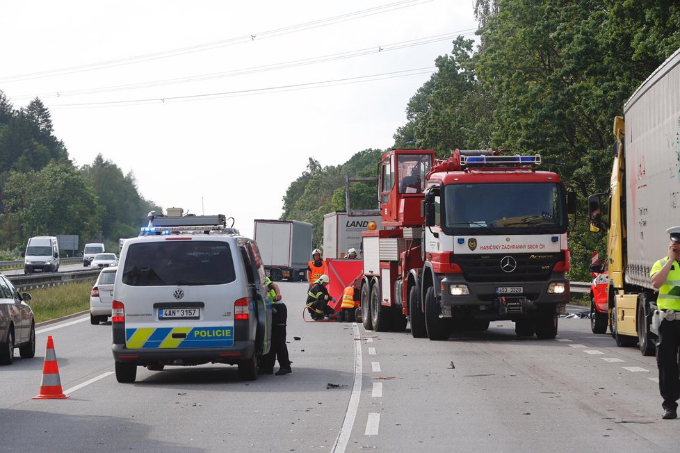 Na dálnici D1, 41 km od Prahy, došlo k tragické dopravní nehodě, zemřeli dva lidé.