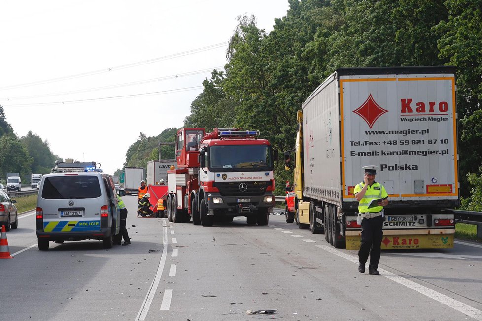 Na dálnici D1, 41 km od Prahy, došlo k tragické dopravní nehodě, zemřeli dva lidé.