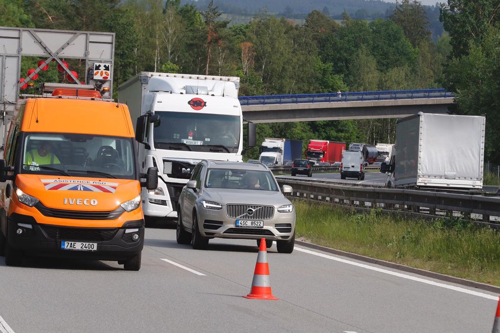 Na dálnici D1, 41 km od Prahy, došlo k tragické dopravní nehodě, zemřeli dva lidé.