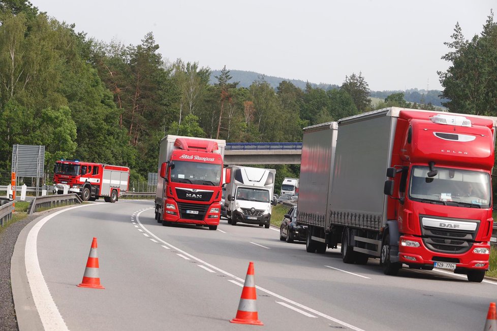 Na dálnici D1, 41 km od Prahy, došlo k tragické dopravní nehodě, zemřeli dva lidé.